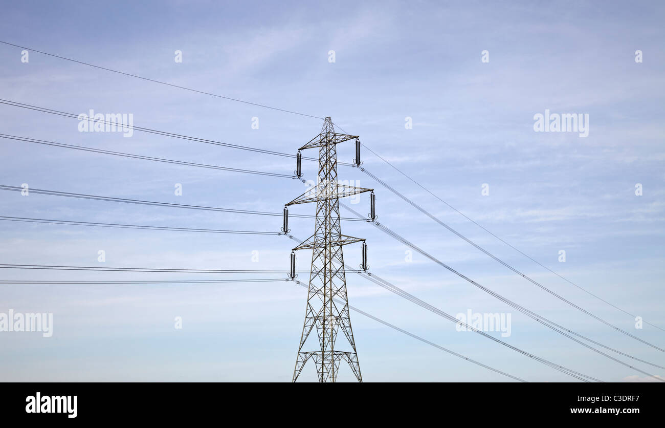 Pilone dell'azzurro del cielo. Grande pilone tiro dalla distanza contro il cielo blu brillante con cavi di sinistra e di destra Foto Stock