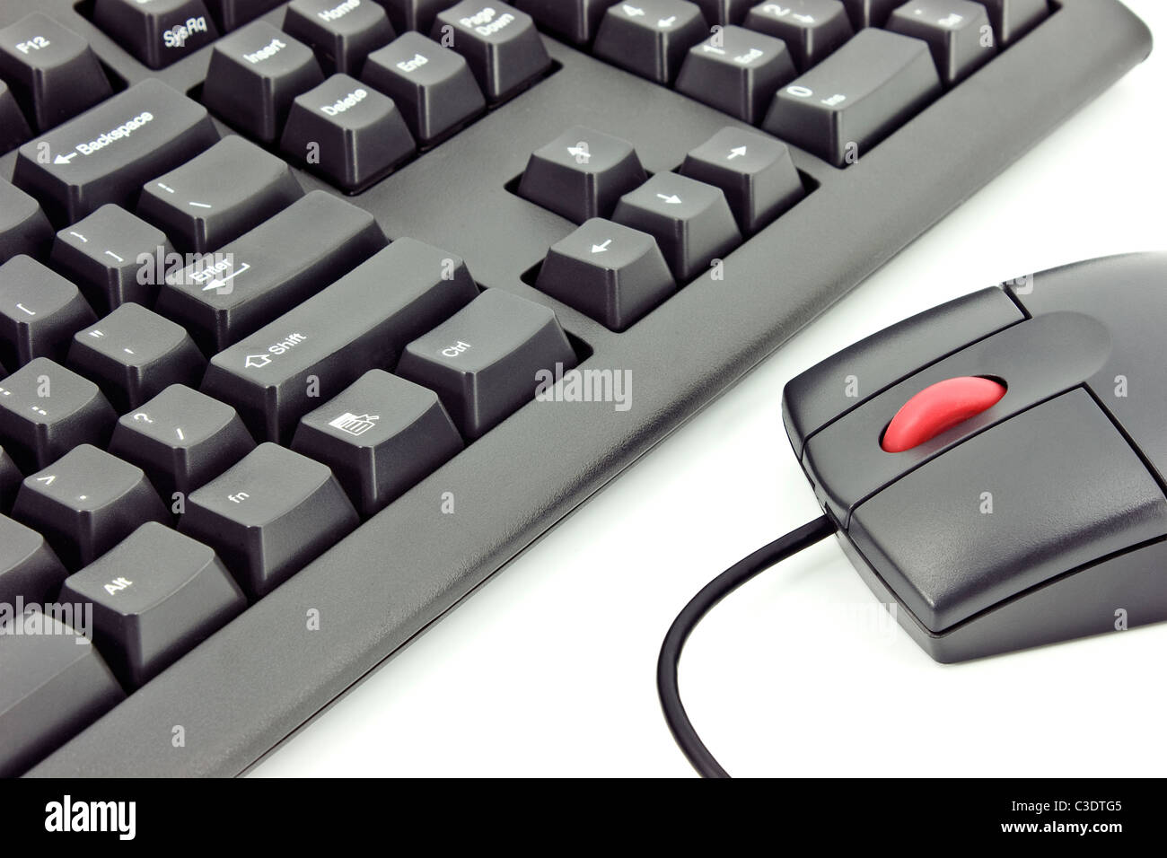 Close up di un nero mouse con un rosso whel e una tastiera isolato su bianco Foto Stock