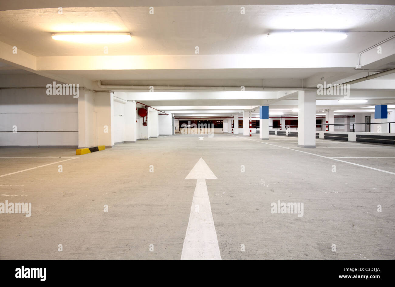 Parcheggio al coperto atnight in angolo wode Foto Stock