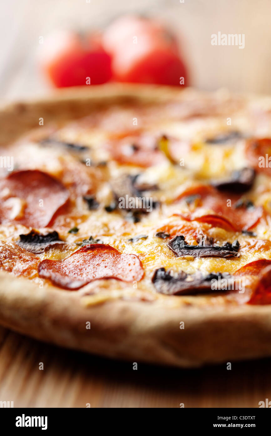 Salsiccia per pizza e pizza a fungo Foto Stock