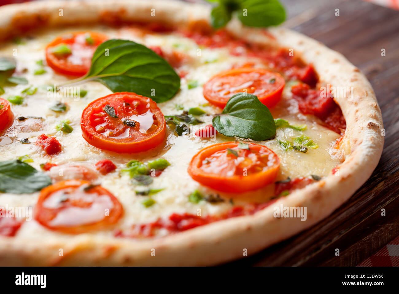 Fresh pizza italiana, con pomodoro, mozzarella e pepe verde Foto Stock