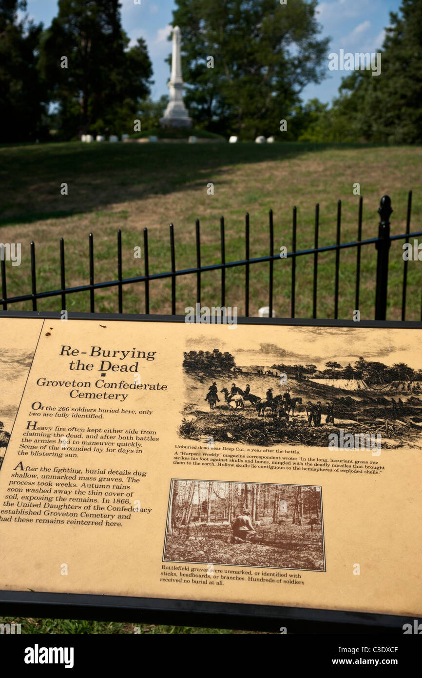 Marcatore Storico racconta il reburial dei soldati confederati a Groveton cimitero confederato, Manassas National Battlefield. Foto Stock