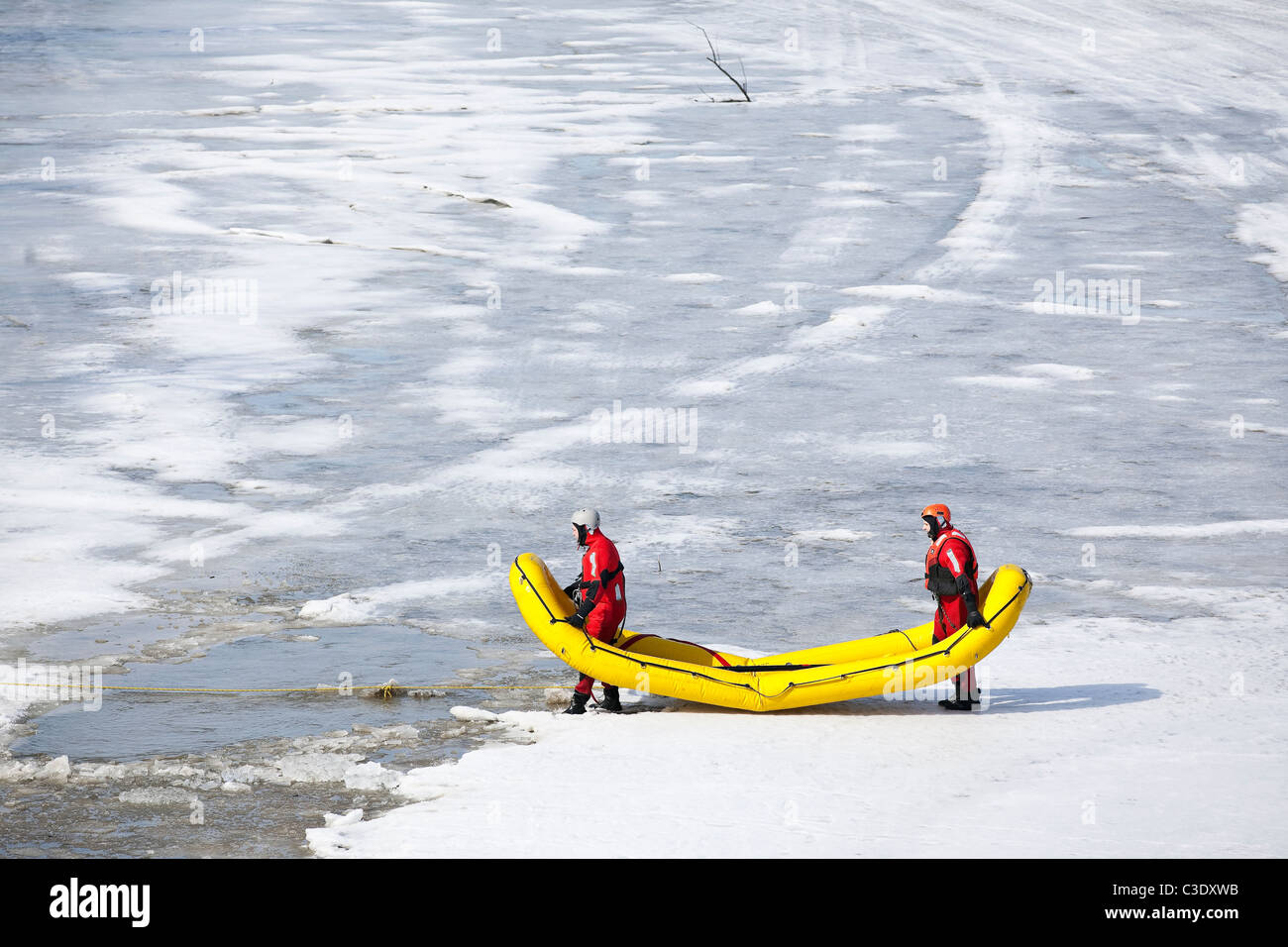 Acqua salvataggio lavoratori, indossando acqua fredda la sopravvivenza ingranaggio su una esercitazione, Assiniboine River, Winnipeg, Manitoba, Canada. Foto Stock