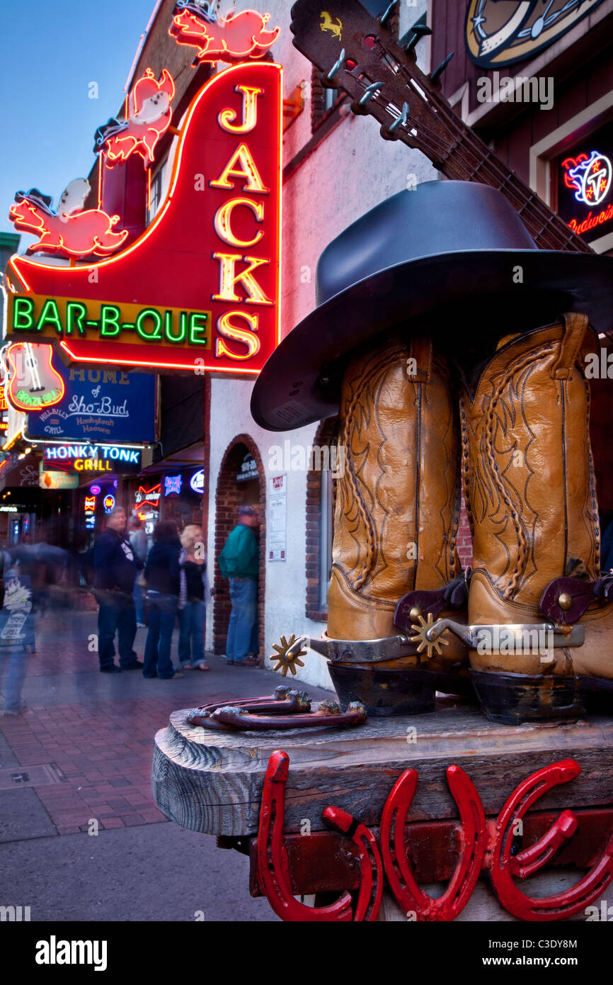 Stivali da cowboy di speroni e nella parte anteriore della striscia di club musicali lungo il Lower Broadway in Nasvhille Tennessee USA Foto Stock