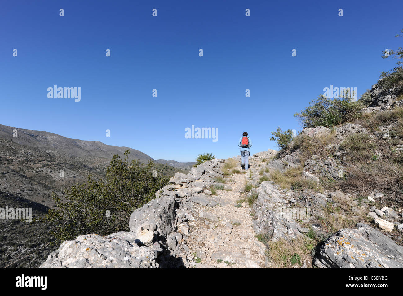 Donna escursionista sul sentiero mozarab, vicino a Benimaurell, Vall de Laguart, provincia di Alicante, Valencia, Spagna Foto Stock