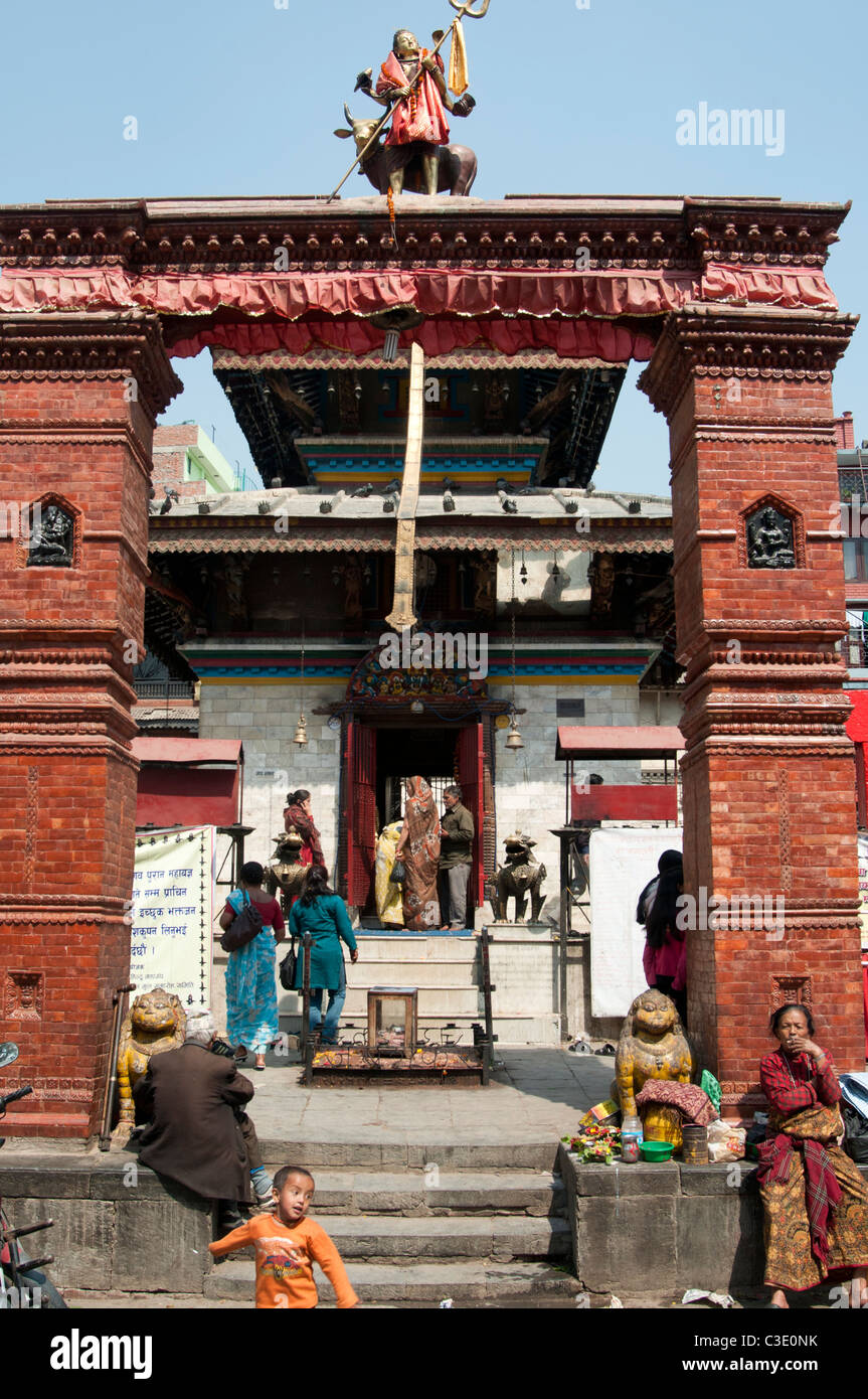 Ingresso di un tempio sulla Durbar Square, Kathmandu, prima della catastrofica Aprile 2015 terremoto Foto Stock