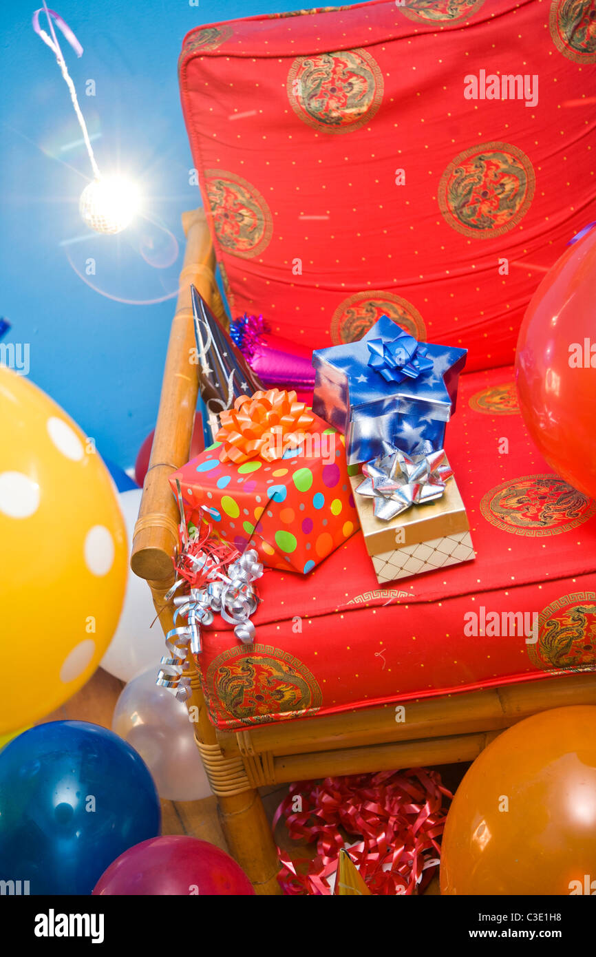 Sedia rossa con decorazioni per feste Foto Stock