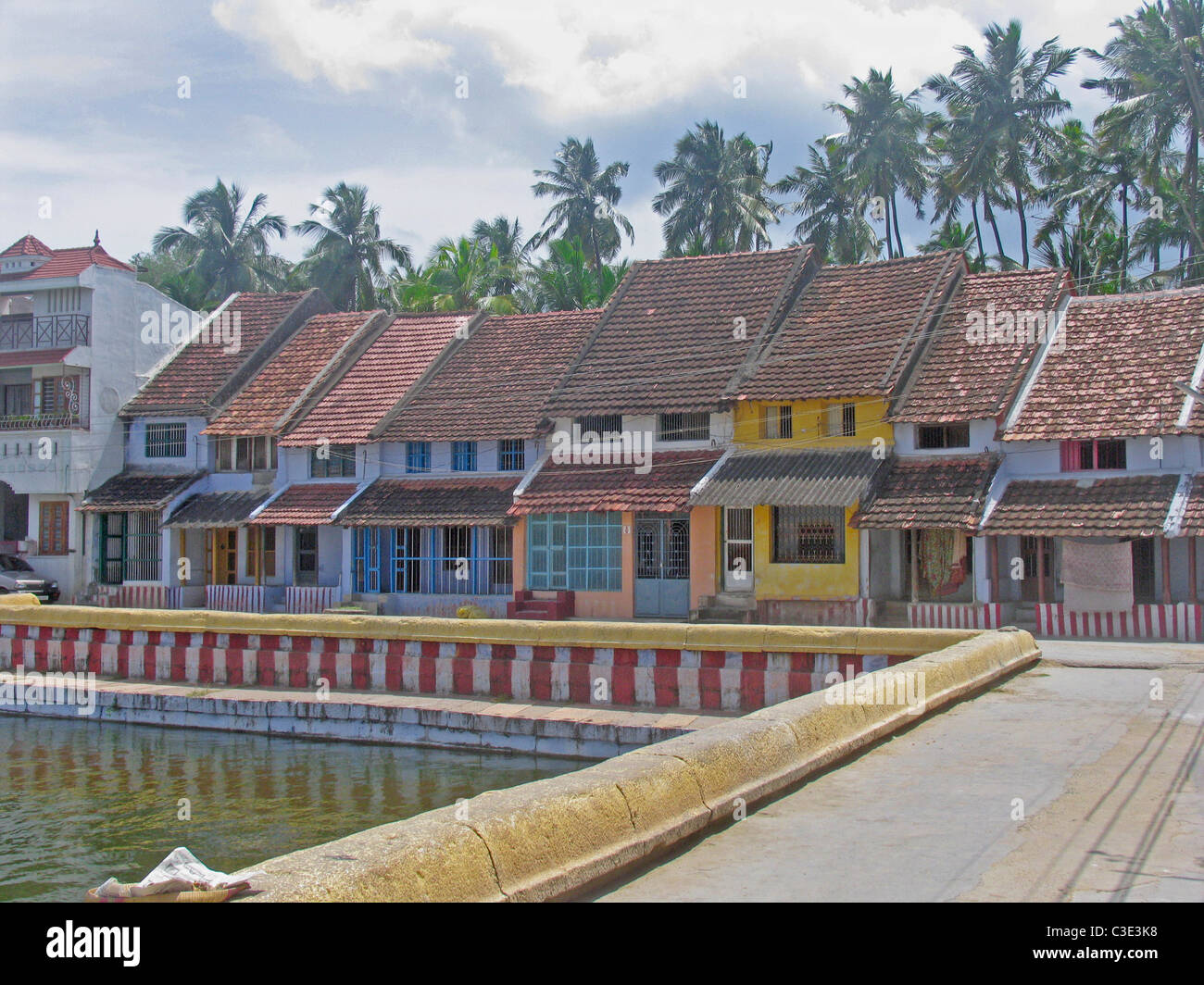 Case tradizionali con tetto spiovente fatto di piastrelle manglori vicino tempio Sthanumalayan stagno, Kanyakumari, India Foto Stock