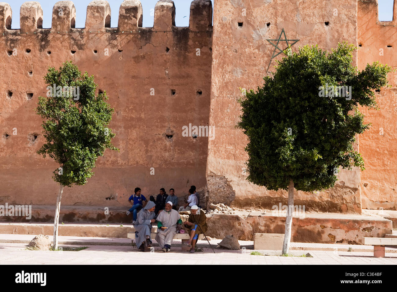 Gli uomini in chat dentro la città murata di Taroudant, Marocco Foto Stock