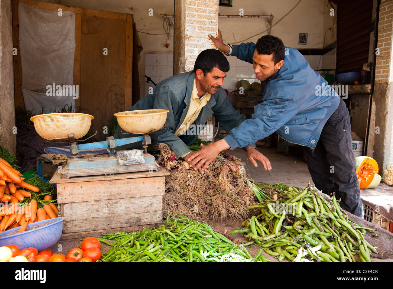 Mercato in stallo il souk, città murata di Taroudant, Marocco Foto Stock