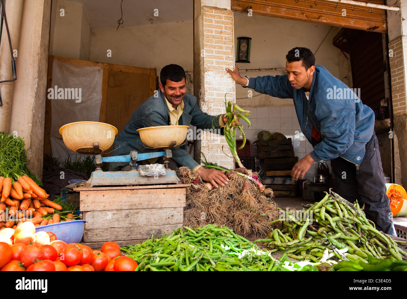 Mercato in stallo il souk, città murata di Taroudant, Marocco Foto Stock