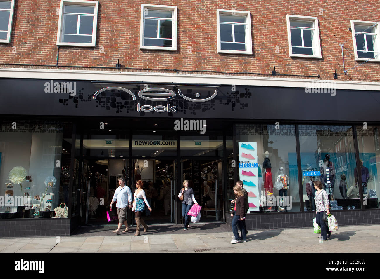 Ristrutturazione di una vecchia woolworths store ora ospita "Nuovo Look" Store branch Salisbury England Regno Unito Foto Stock