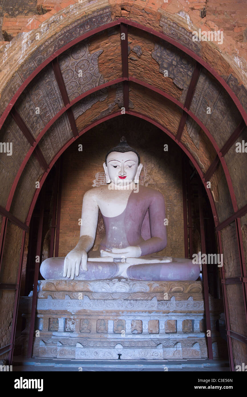 Il Buddha in un tempio di Bagan, Bagan, MYANMAR Birmania Foto Stock