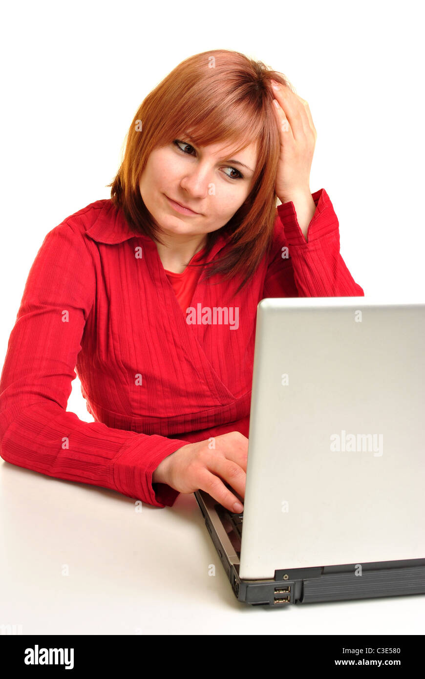 Assistente di Office in una camicetta rossa al lavoro su un notebook Foto Stock