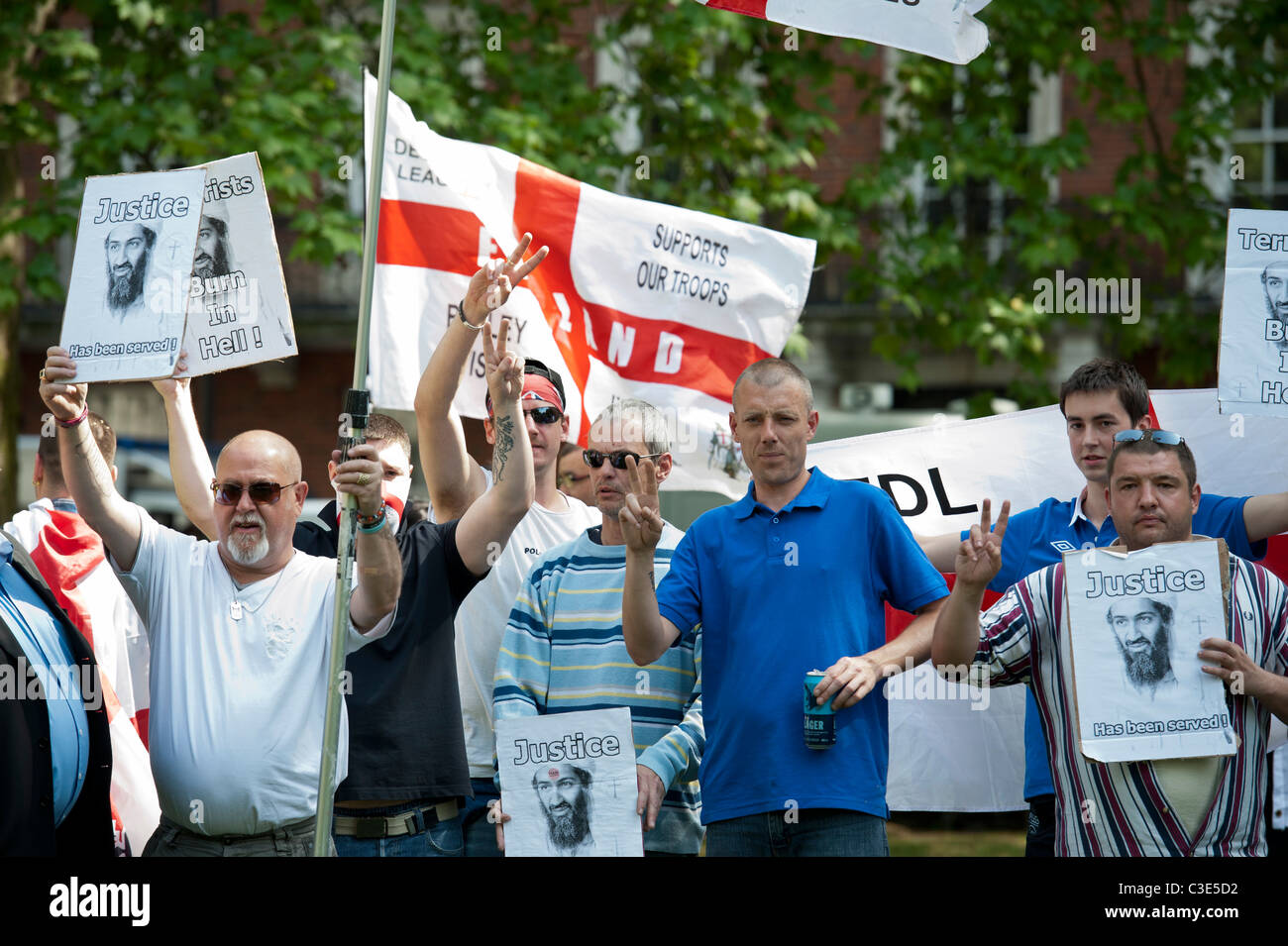 La Difesa inglese League esce per affrontare i musulmani contro le Crociate come protestano circa l uccisione di Osama Bin Laden Foto Stock