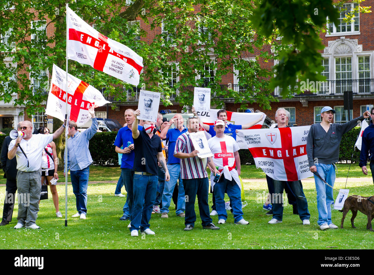 La Difesa inglese League esce per affrontare i musulmani contro le Crociate come protestano circa l uccisione di Osama Bin Laden Foto Stock