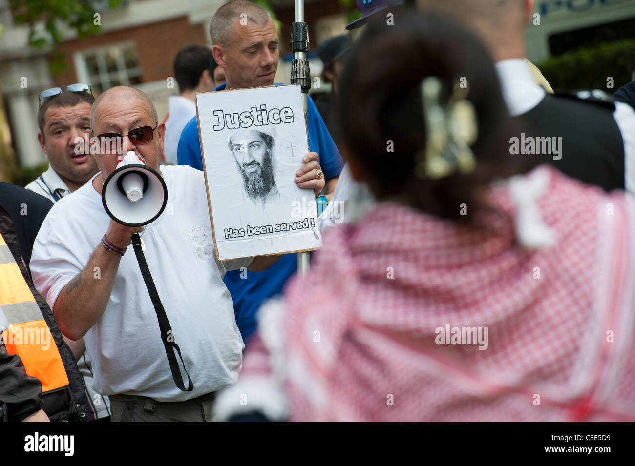 La Difesa inglese League esce per affrontare i musulmani contro le Crociate come protestano circa l uccisione di Osama Bin Laden Foto Stock
