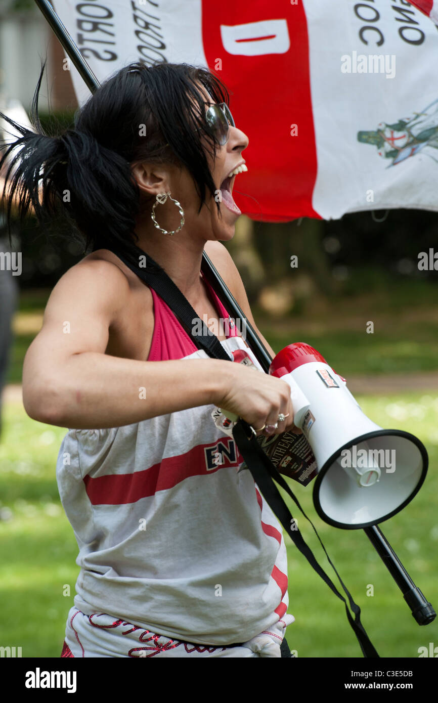 La Difesa inglese League esce per affrontare i musulmani contro le Crociate come protestano circa l uccisione di Osama Bin Laden Foto Stock