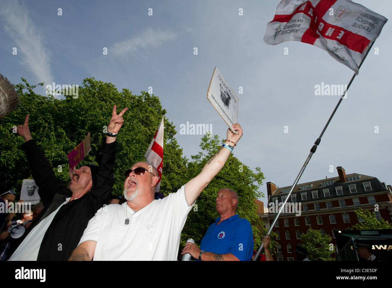 La Difesa inglese League esce per affrontare i musulmani contro le Crociate come protestano circa l uccisione di Osama Bin Laden Foto Stock