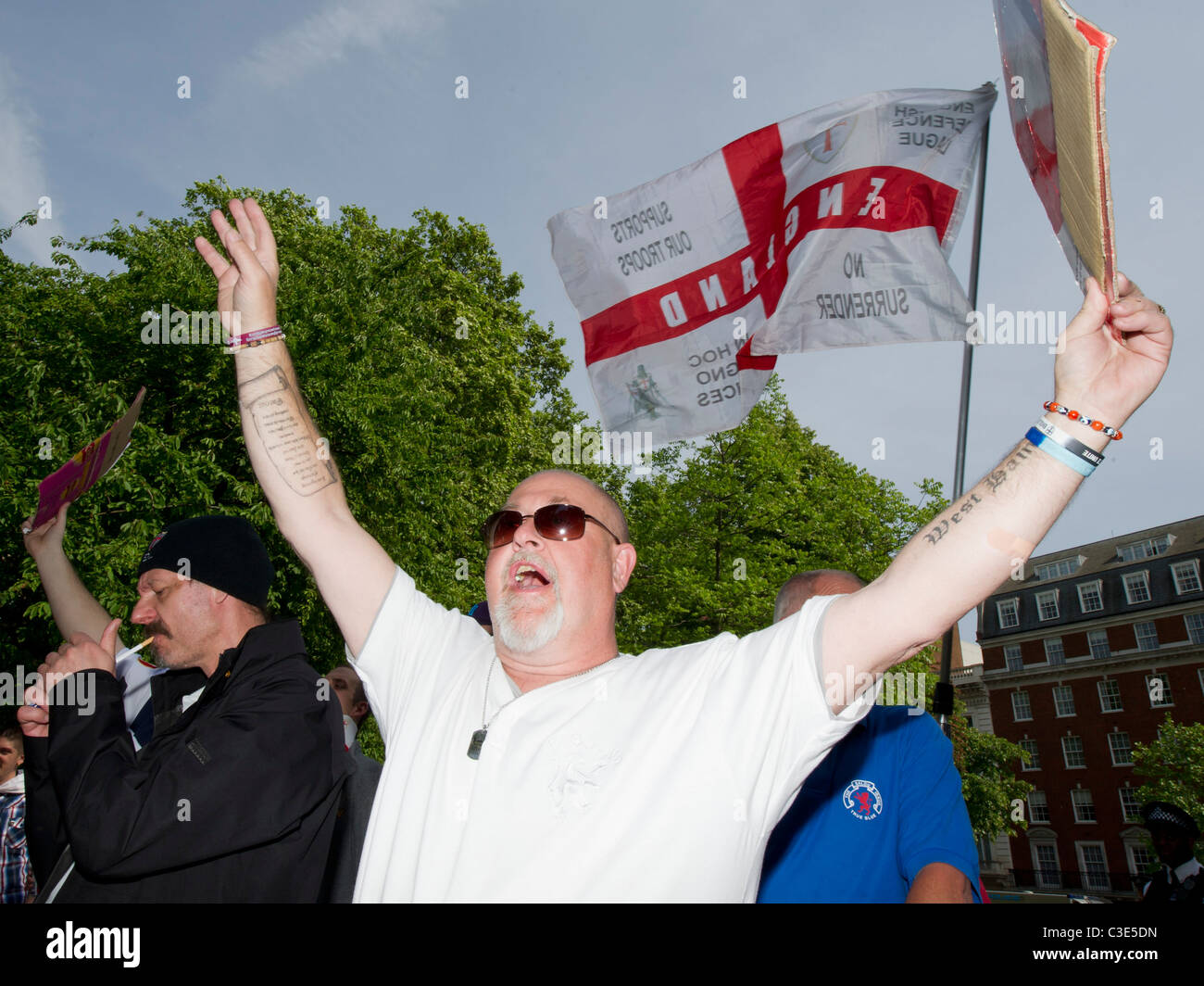 La Difesa inglese League esce per affrontare i musulmani contro le Crociate come protestano circa l uccisione di Osama Bin Laden Foto Stock