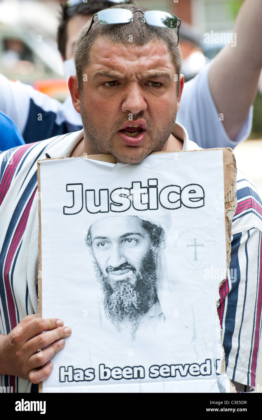 La Difesa inglese League esce per affrontare i musulmani contro le Crociate come protestano circa l uccisione di Osama Bin Laden Foto Stock