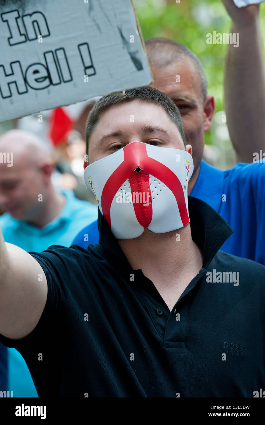 La Difesa inglese League esce per affrontare i musulmani contro le Crociate come protestano circa l uccisione di Osama Bin Laden Foto Stock