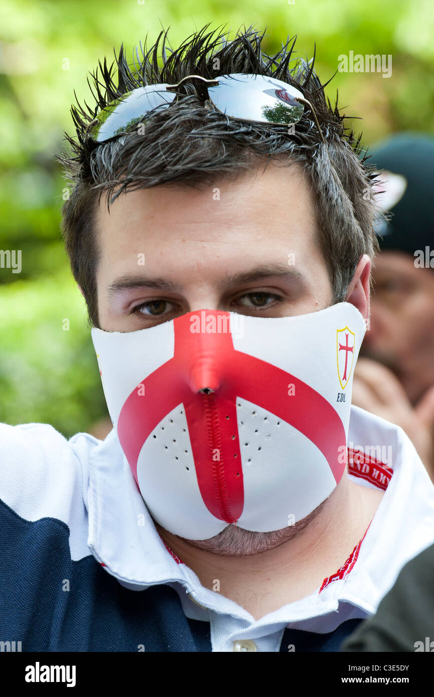 La Difesa inglese League esce per affrontare i musulmani contro le Crociate come protestano circa l uccisione di Osama Bin Laden Foto Stock