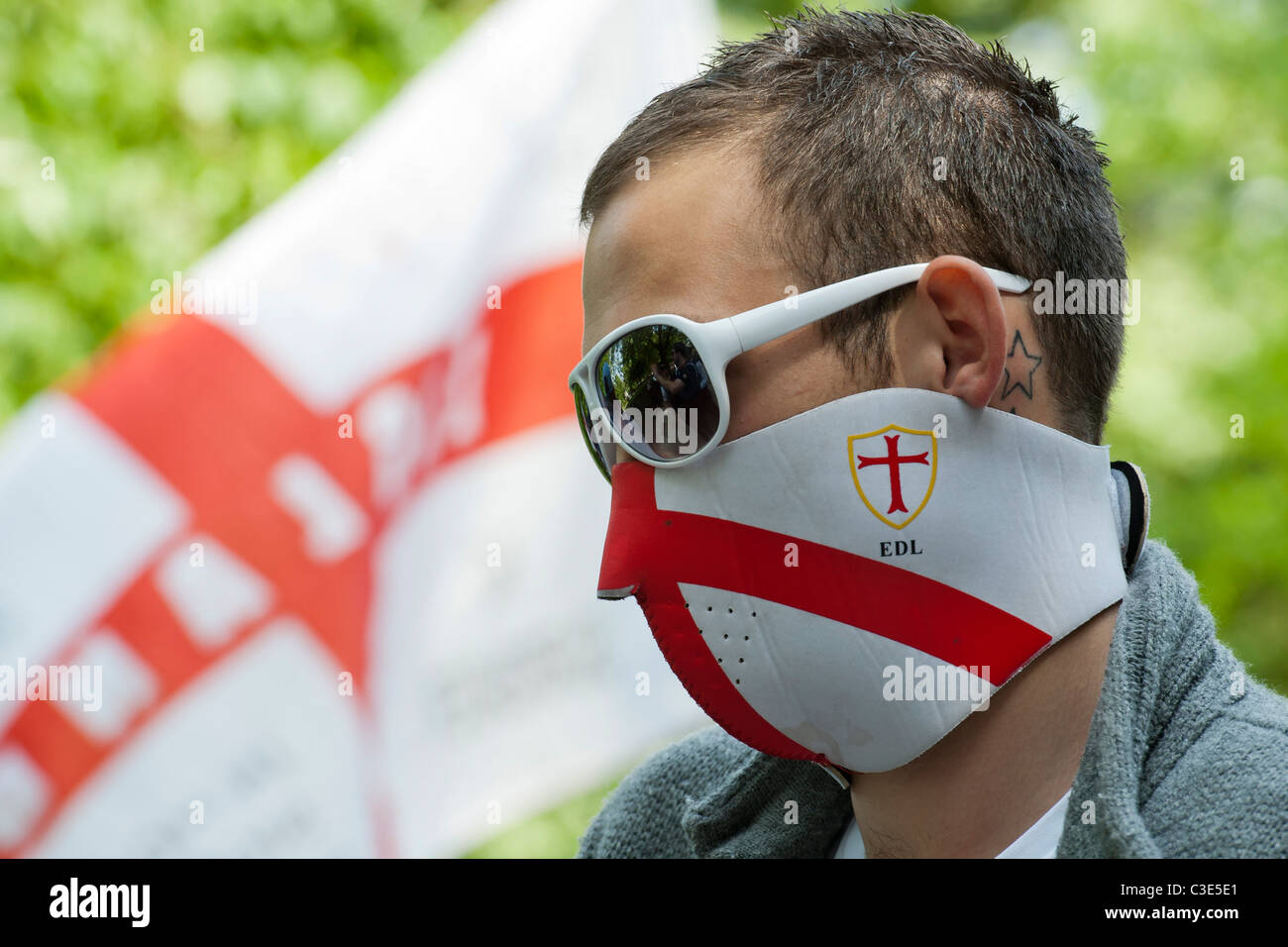 La Difesa inglese League esce per affrontare i musulmani contro le Crociate come protestano circa l uccisione di Osama Bin Laden Foto Stock