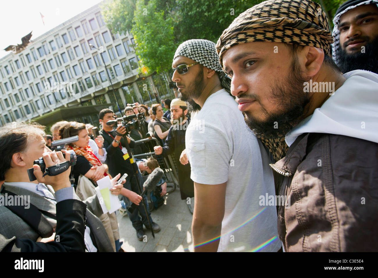 La Difesa inglese League esce per affrontare i musulmani contro le Crociate come protestano circa l uccisione di Osama Bin Laden Foto Stock