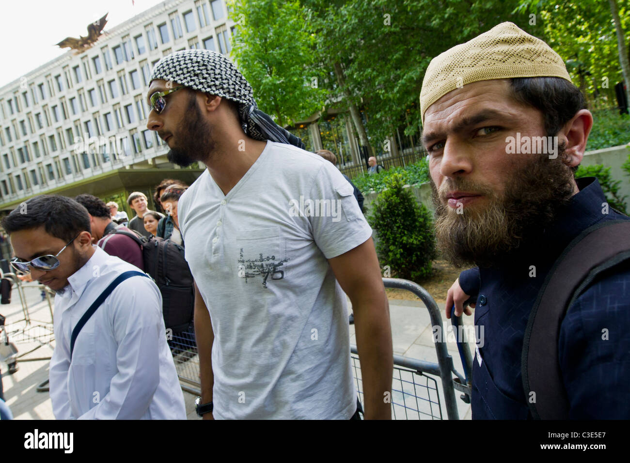 La Difesa inglese League esce per affrontare i musulmani contro le Crociate come protestano circa l uccisione di Osama Bin Laden Foto Stock