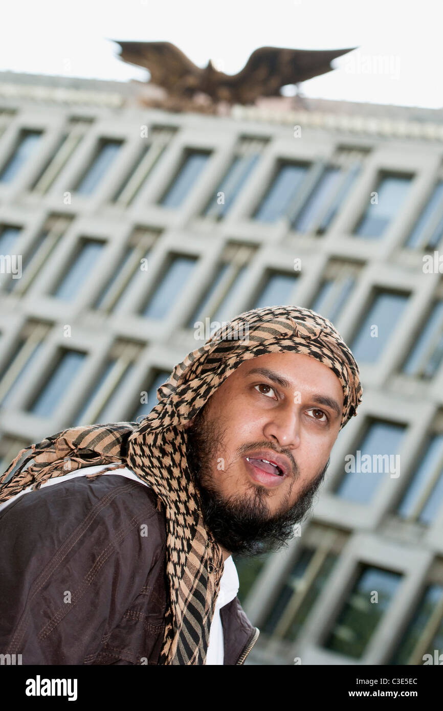 La Difesa inglese League esce per affrontare i musulmani contro le Crociate come protestano circa l uccisione di Osama Bin Laden Foto Stock