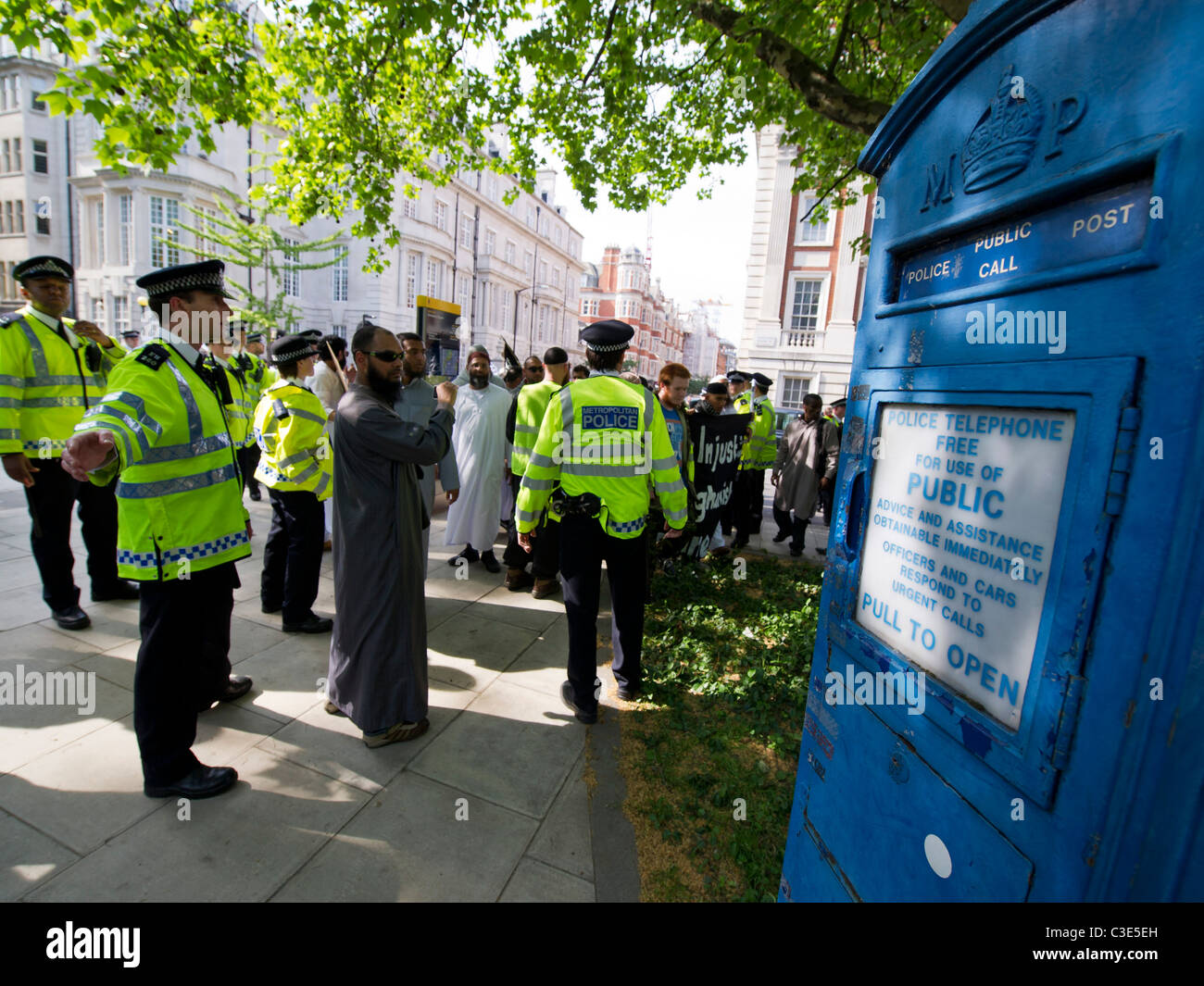 La Difesa inglese League esce per affrontare i musulmani contro le Crociate come protestano circa l uccisione di Osama Bin Laden Foto Stock