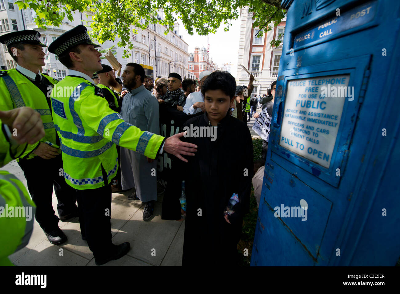 La Difesa inglese League esce per affrontare i musulmani contro le Crociate come protestano circa l uccisione di Osama Bin Laden Foto Stock