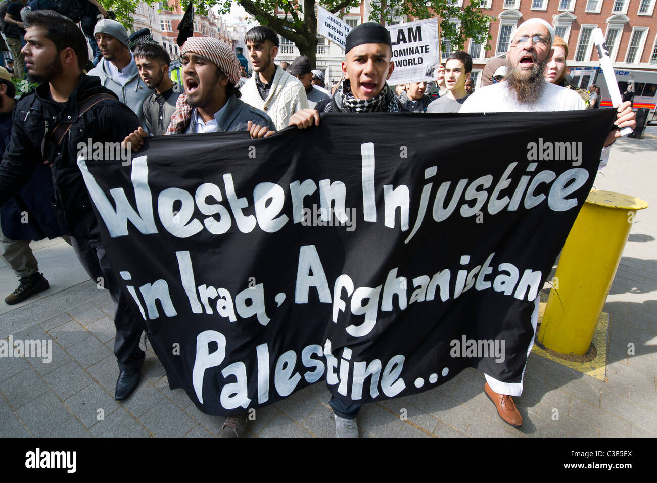La Difesa inglese League esce per affrontare i musulmani contro le Crociate come protestano circa l uccisione di Osama Bin Laden Foto Stock
