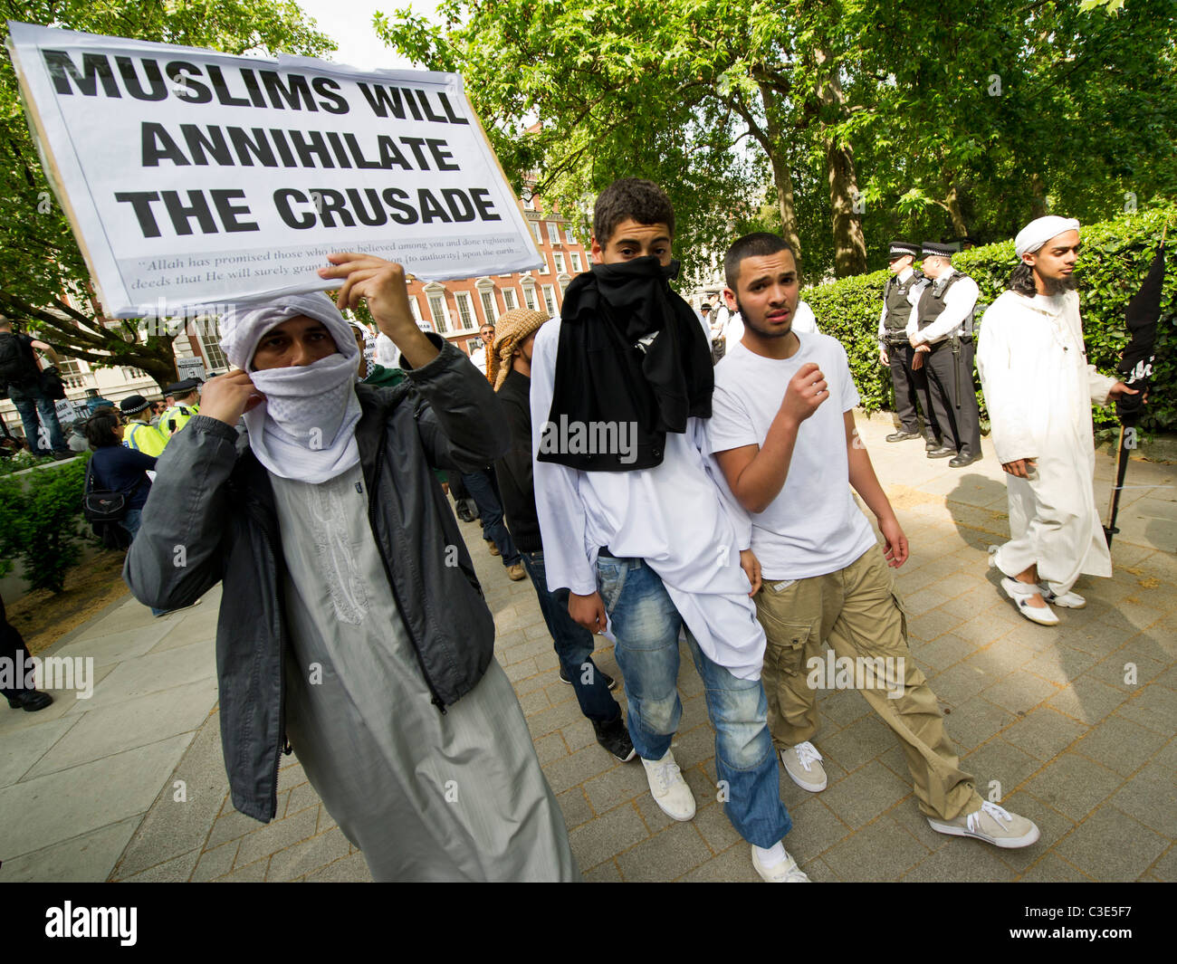 La Difesa inglese League esce per affrontare i musulmani contro le Crociate come protestano circa l uccisione di Osama Bin Laden Foto Stock