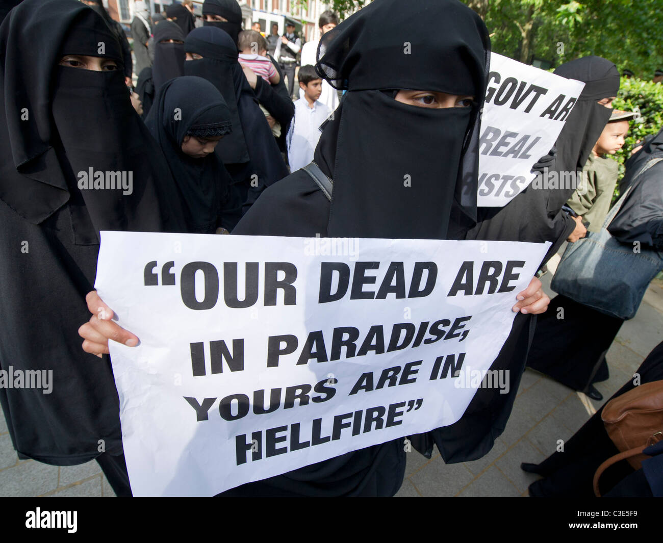 La Difesa inglese League esce per affrontare i musulmani contro le Crociate come protestano circa l uccisione di Osama Bin Laden Foto Stock