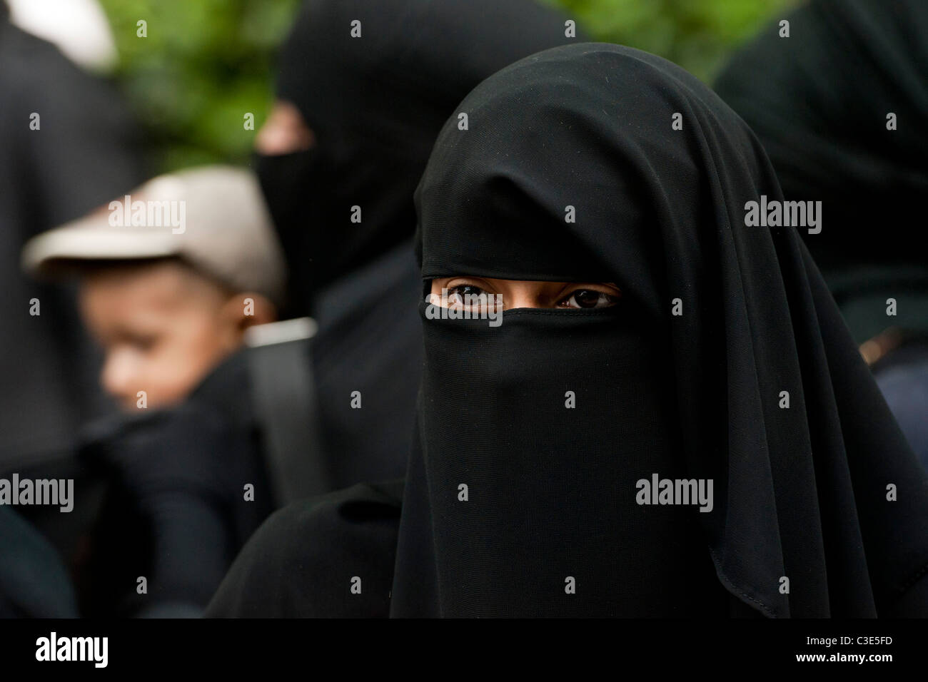 La Difesa inglese League esce per affrontare i musulmani contro le Crociate come protestano circa l uccisione di Osama Bin Laden Foto Stock