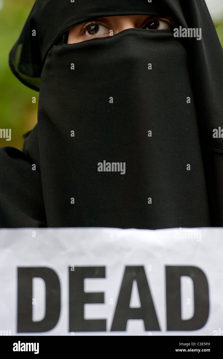 La Difesa inglese League esce per affrontare i musulmani contro le Crociate come protestano circa l uccisione di Osama Bin Laden Foto Stock