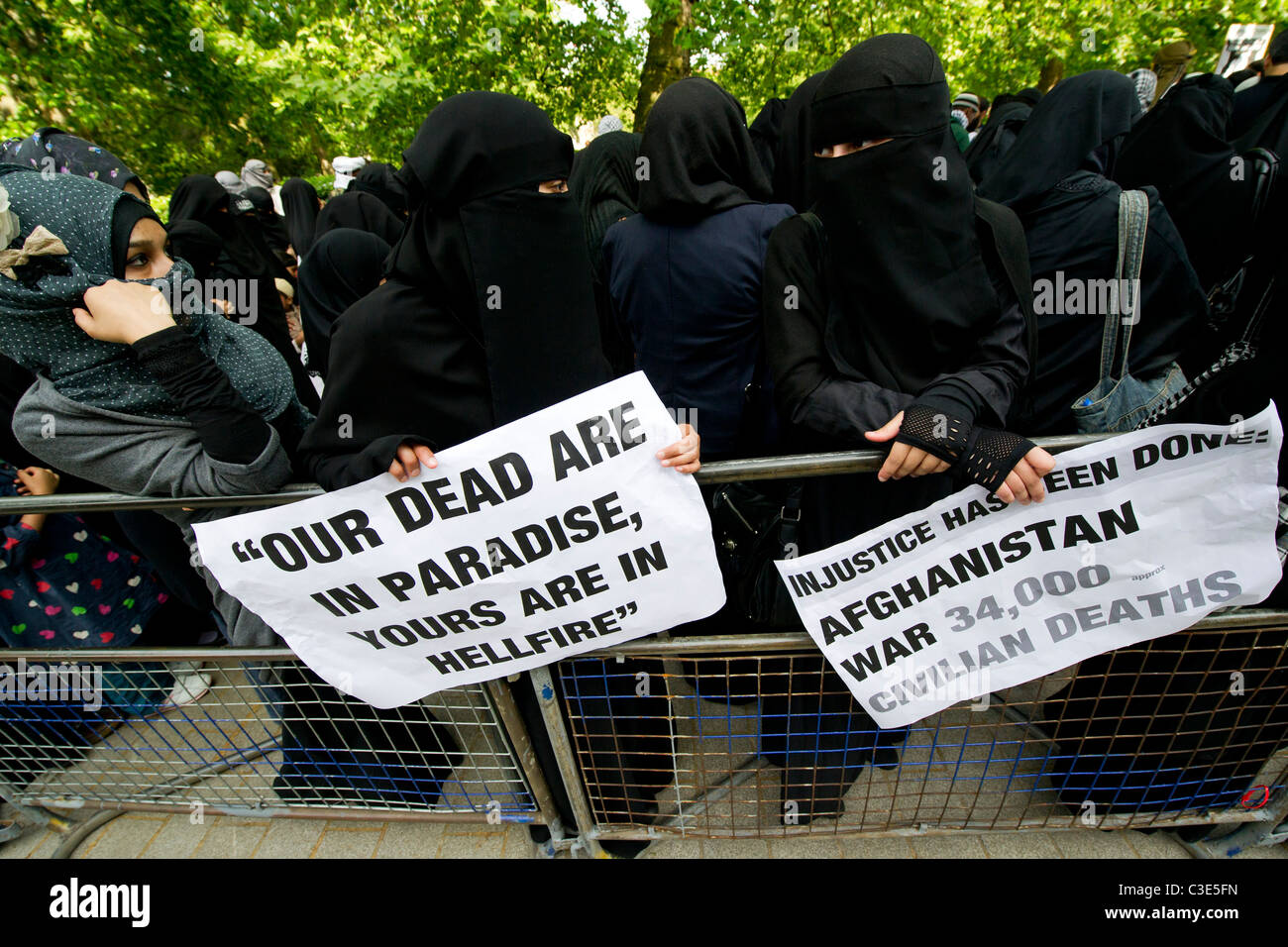 La Difesa inglese League esce per affrontare i musulmani contro le Crociate come protestano circa l uccisione di Osama Bin Laden Foto Stock