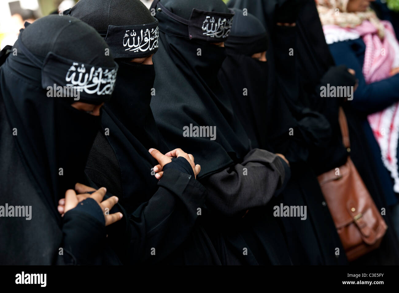 La Difesa inglese League esce per affrontare i musulmani contro le Crociate come protestano circa l uccisione di Osama Bin Laden Foto Stock