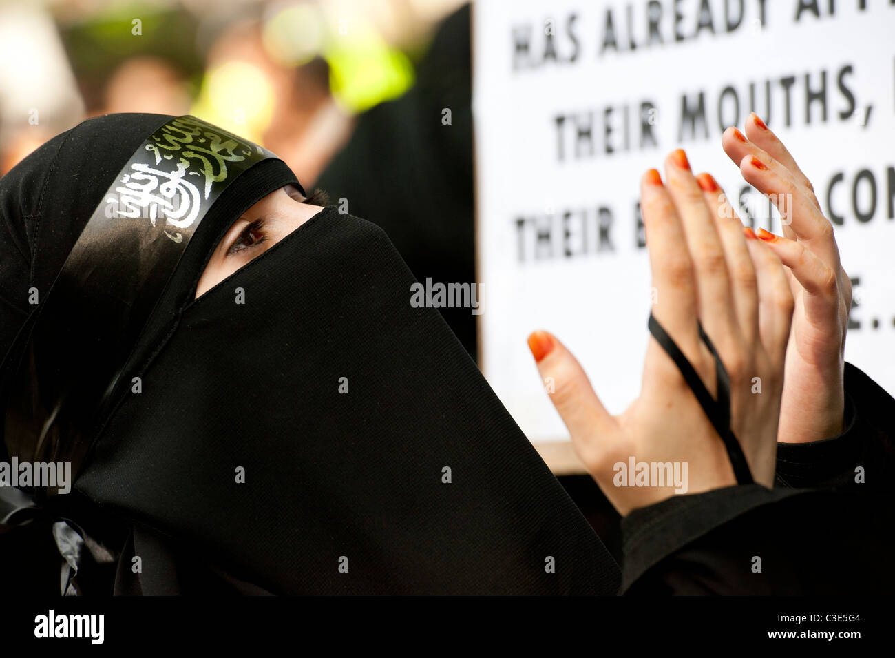 La Difesa inglese League esce per affrontare i musulmani contro le Crociate come protestano circa l uccisione di Osama Bin Laden Foto Stock