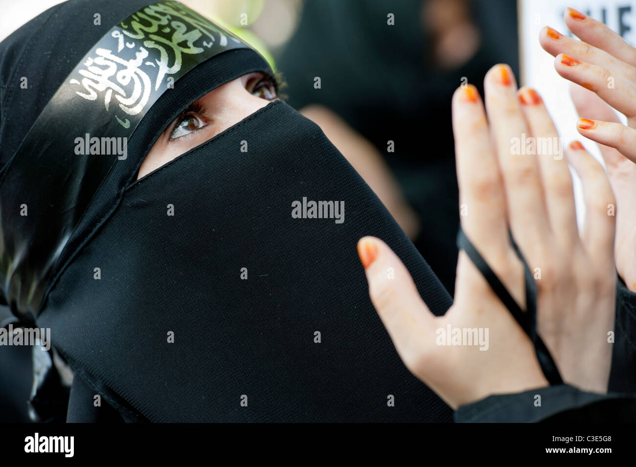 La Difesa inglese League esce per affrontare i musulmani contro le Crociate come protestano circa l uccisione di Osama Bin Laden Foto Stock