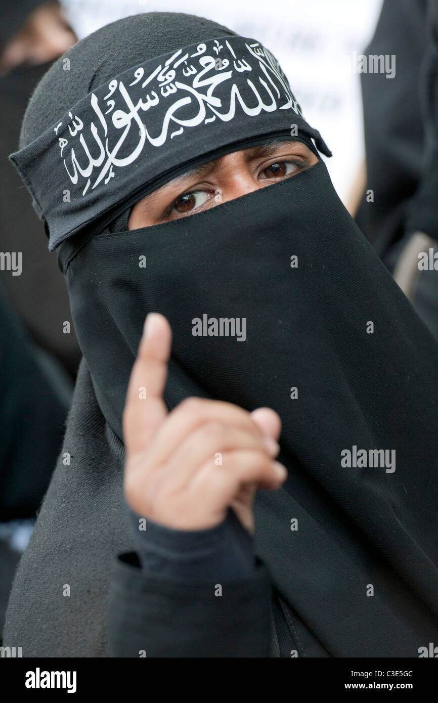 La Difesa inglese League esce per affrontare i musulmani contro le Crociate come protestano circa l uccisione di Osama Bin Laden Foto Stock