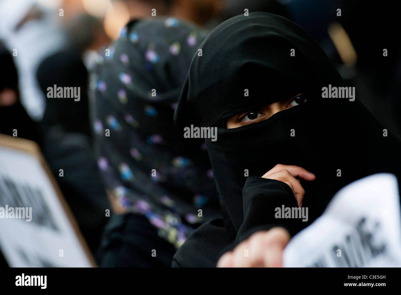 La Difesa inglese League esce per affrontare i musulmani contro le Crociate come protestano circa l uccisione di Osama Bin Laden Foto Stock