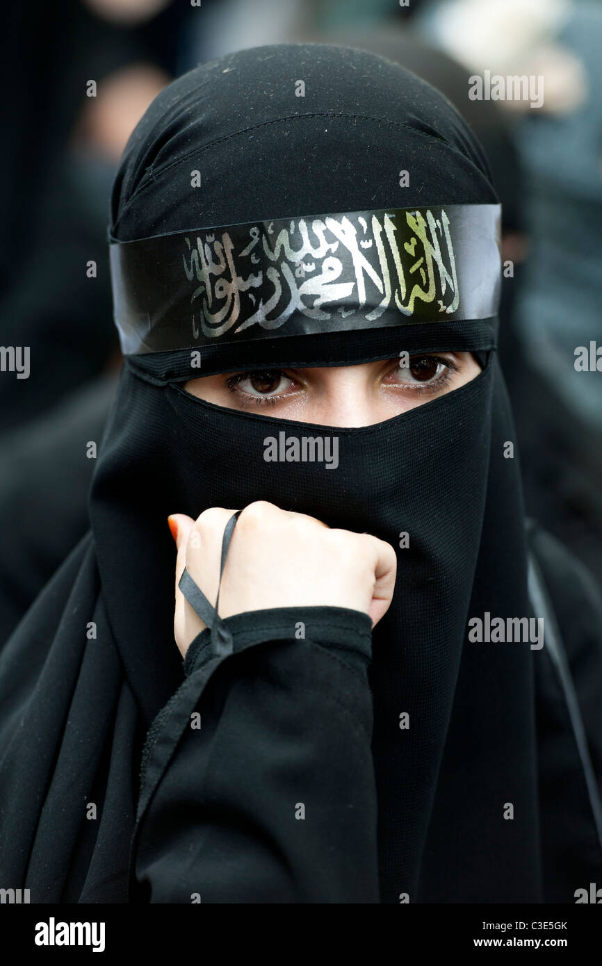 La Difesa inglese League esce per affrontare i musulmani contro le Crociate come protestano circa l uccisione di Osama Bin Laden Foto Stock