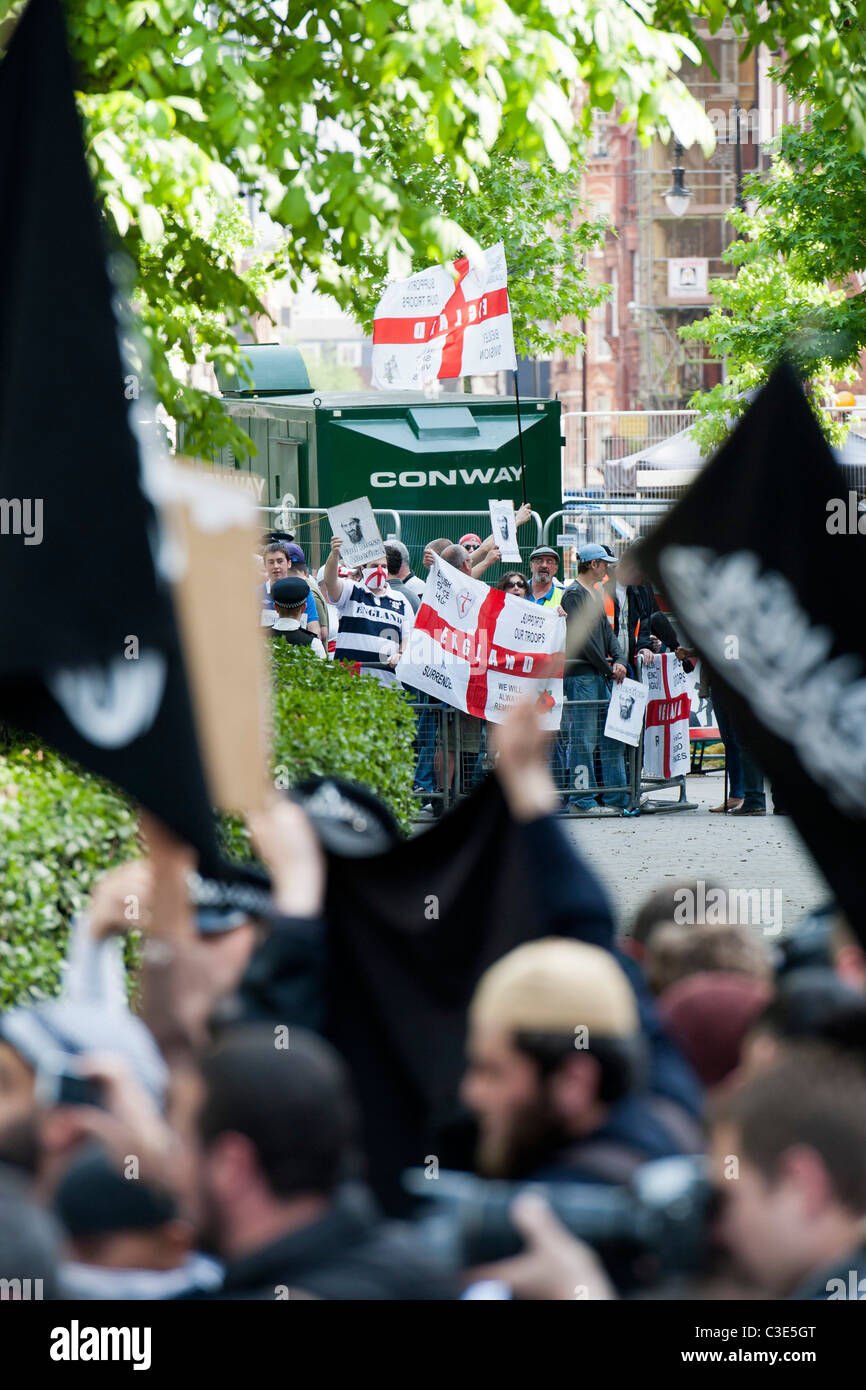 La Difesa inglese League esce per affrontare i musulmani contro le Crociate come protestano circa l uccisione di Osama Bin Laden Foto Stock