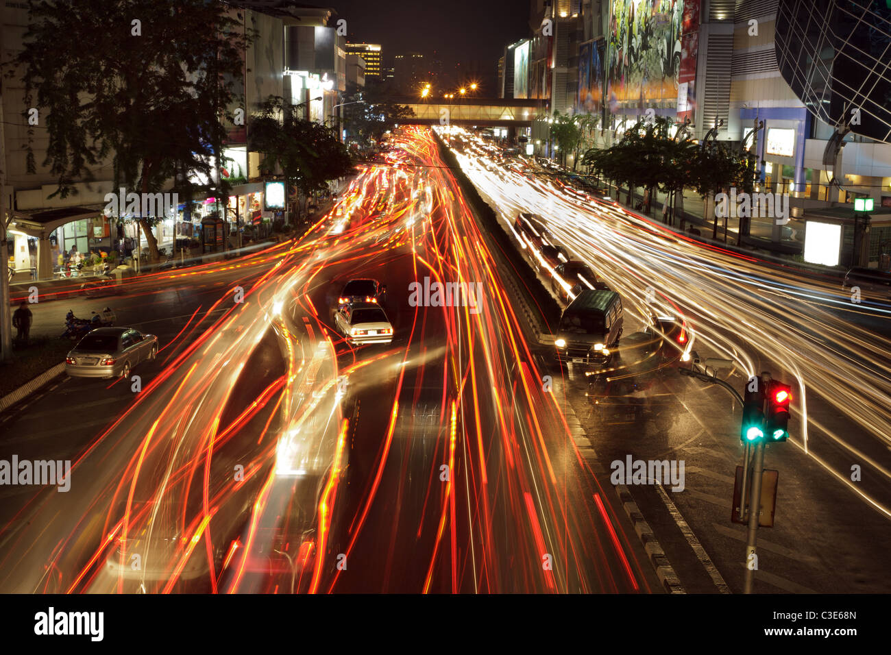 Notte di traffico al Siam Square District a Bangkok, in Thailandia Foto Stock
