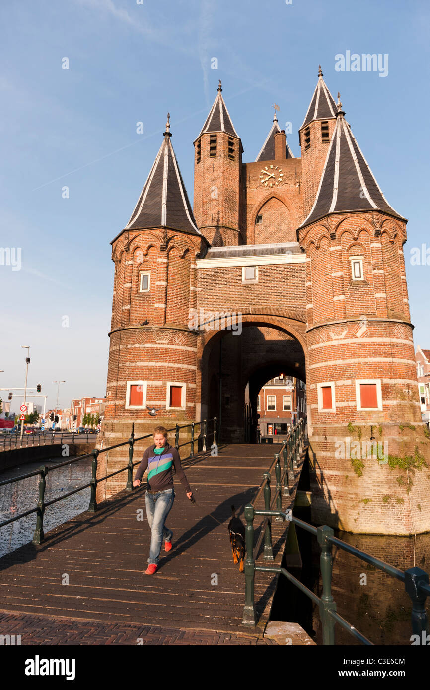 Amsterdamse Poort city gate di Haarlem, Paesi Bassi Foto Stock