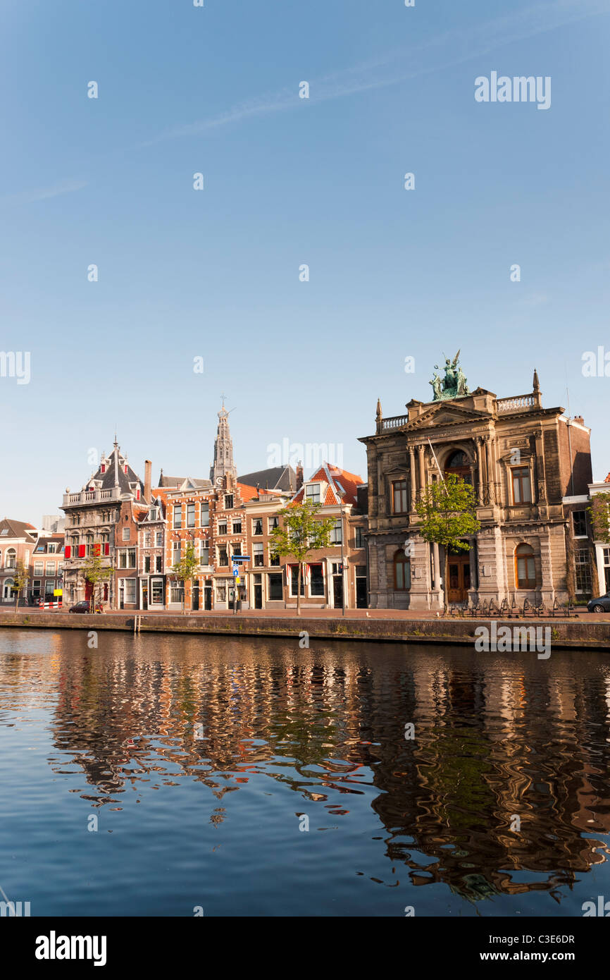 Case e Teylers Museum lungo il fiume Spaarne in Haarlem, Paesi Bassi Foto Stock
