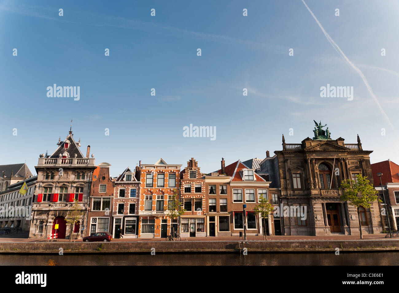 Case e Teylers Museum lungo il fiume Spaarne in Haarlem, Paesi Bassi Foto Stock